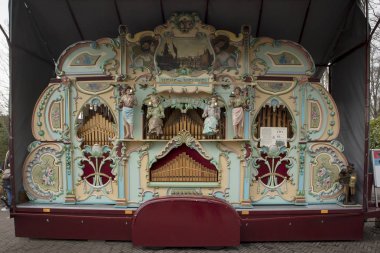 Keukenhof Park, Lisse, Hollanda - 09 Nisan 2018: Detay mekanik Street Organ De Adriaen yıllık Keukenhof çiçek yapmak tüm dünyada bilinen göster