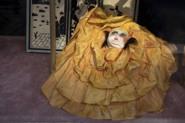 Eski bebek Pierrot bir antikacı penceresinde