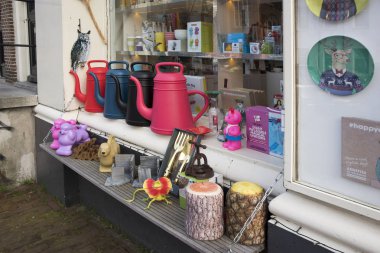 Çok renkli sulama kutuları ve vitrin bahçede için aksesuarlar