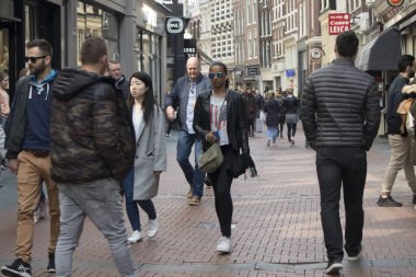 İnsanlar sokakta Amsterdam
