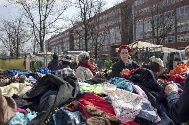 İnsanlar sokakta Amsterdam