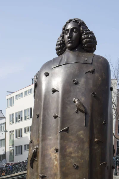 Spinoza-Statue in Amsterdam vor blauem Himmel — Stockfoto