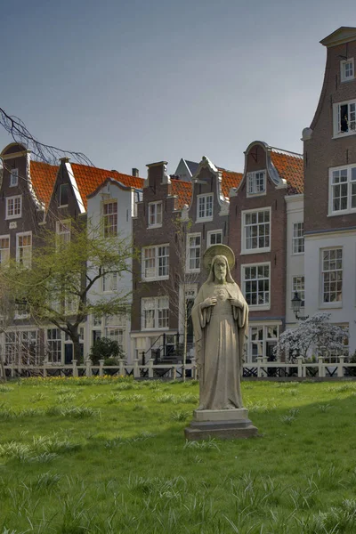 Het begijnhof is een van de oudste innerlijke rechter in de binnenstad van amsterdam. een groep van historische gebouwen, meestal particuliere woningen, centrum op het. — Stockfoto