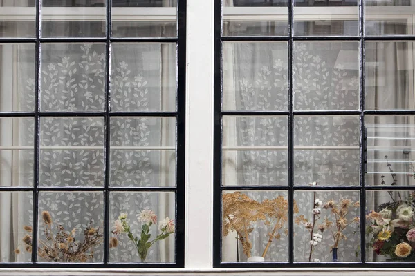 La ventana Tradicional holandesa con el tul y los ramos secos en el alféizar de la ventana — Foto de Stock