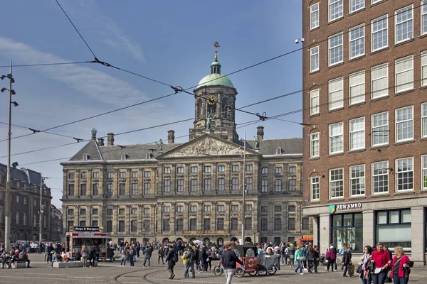 Gevel van het Koninklijk Paleis in het centrale plein van Amsterdam. Amsterdam-holland Nederland. — Stockfoto