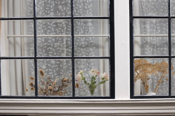 La ventana Tradicional holandesa con el tul y los ramos secos en el alféizar de la ventana — Foto de Stock