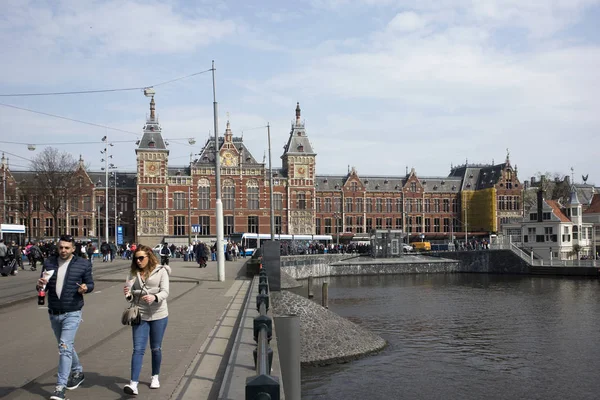 Stadsgezicht vanuit Amsterdam met het Centraal Station in Nederland — Stockfoto