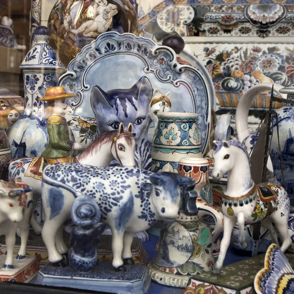 Figuras de porcelana branco-azul de animais em estilo holandês tradicional — Fotografia de Stock