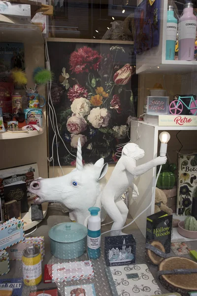 Recuerdos holandeses tradicionales y un unicornio blanco como candelabro en el escaparate de la tienda de recuerdos —  Fotos de Stock