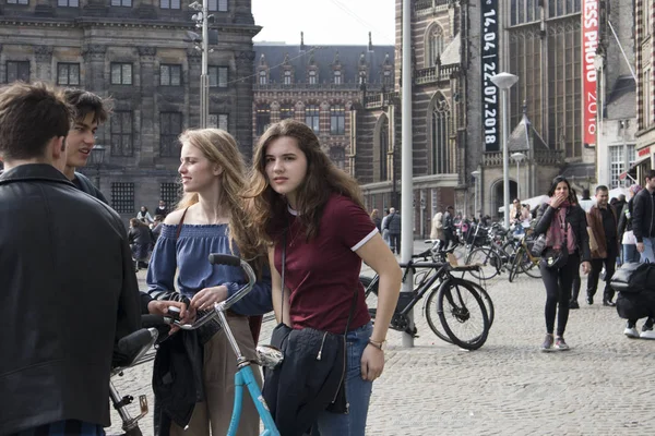 Mensen op straat in Amsterdam — Stockfoto