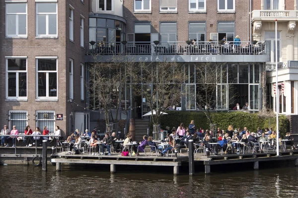 Canal dock café en Nh Doelen Hotel uitzicht. Nederland, — Stockfoto