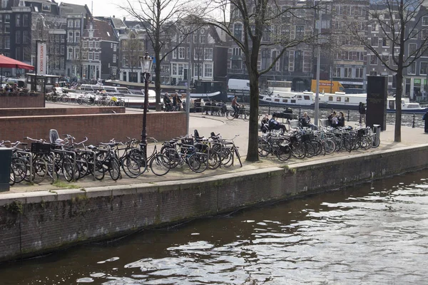 Typische puntgevel huizen op Damrak straat in Amsterdam, Holland, Nederland — Stockfoto