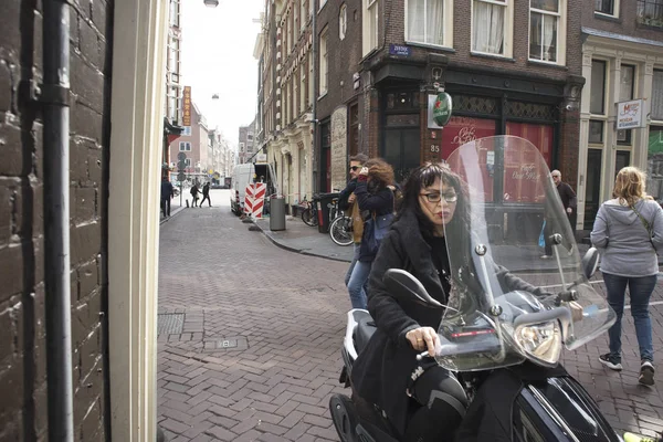 Pessoas na rua em Amsterdã — Fotografia de Stock