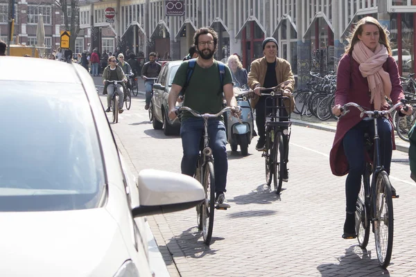 Zicht van de fietser op straat in Amsterdam, Nederland — Stockfoto