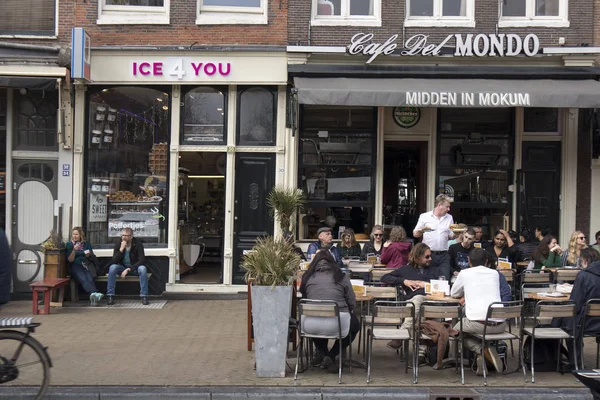 Menschen sitzen vor Café beim Mittagessen — Stockfoto