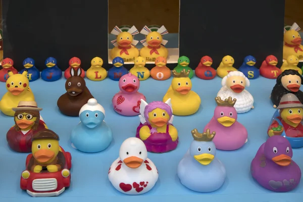 Yellow rubber ducks in sailor outfits in a souvenir shop window — Stock Photo, Image