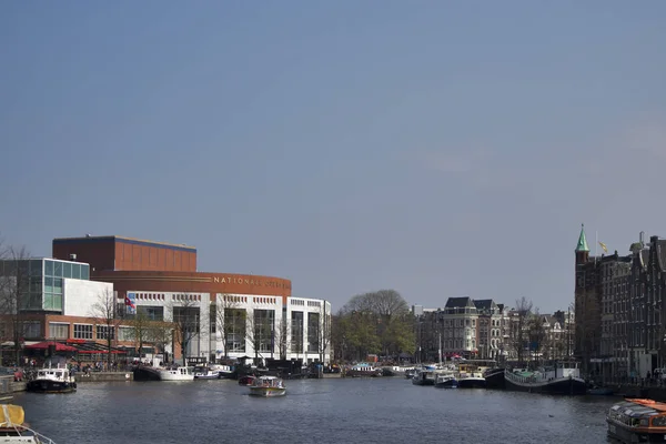 Buiten uitzicht op het nationale Opera Ballet. De Stopera is een gebouwencomplex, huisvesting zowel het stadhuis van Amsterdam en de nationale Opera Ballet — Stockfoto