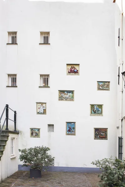 O Begijnhof é uma das mais antigas quadras internas da cidade de Amsterdã. Um grupo de edifícios históricos, principalmente residências privadas, centro sobre ele . — Fotografia de Stock