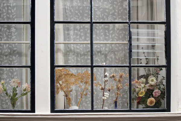 La ventana Tradicional holandesa con el tul y los ramos secos en el alféizar de la ventana — Foto de Stock