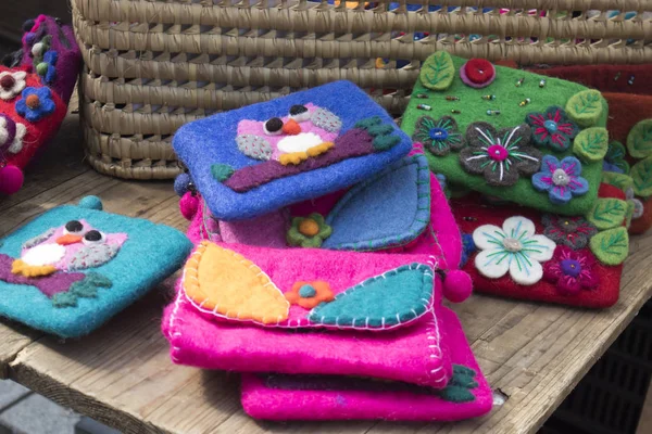 Смешные разноцветные мешки войлока — стоковое фото