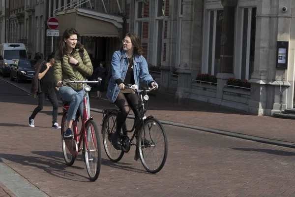 Pessoas na rua em Amsterdã — Fotografia de Stock