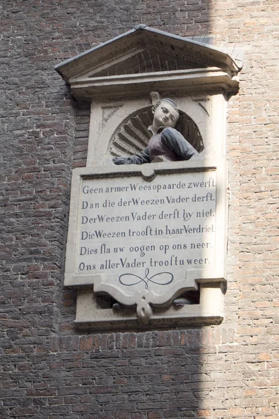 Museum lite barnhemmet - Het Kleine Weeshuis. Cafe nära. — Stockfoto