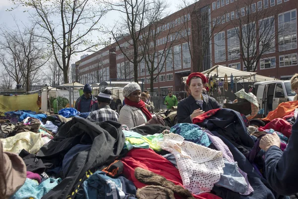 Pessoas na rua em Amsterdã — Fotografia de Stock