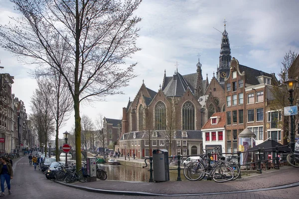 Casas típicas a dos aguas en la calle Damrak en Amsterdam, Holanda, Países Bajos — Foto de Stock