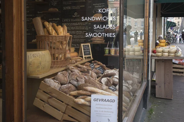 Vetrina del negozio di pane. Pane fresco in cesti — Foto Stock