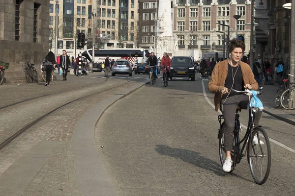 Mensen op straat in Amsterdam — Stockfoto