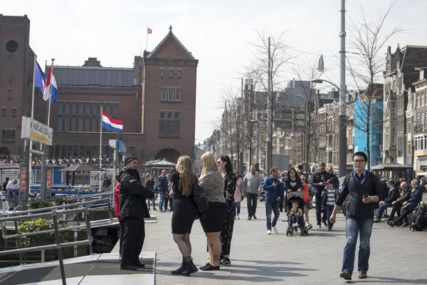 Ludzie na ulicy w Amsterdamie — Zdjęcie stockowe