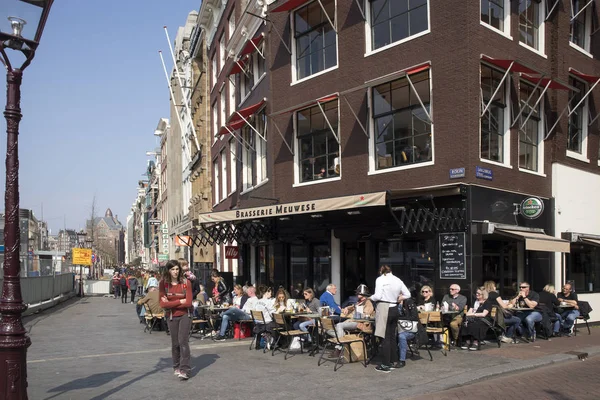 Gente en la calle en Amsterdam — Foto de Stock