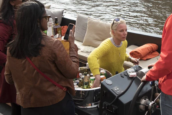 A girl sells alcohol on a boat — Stock Photo, Image