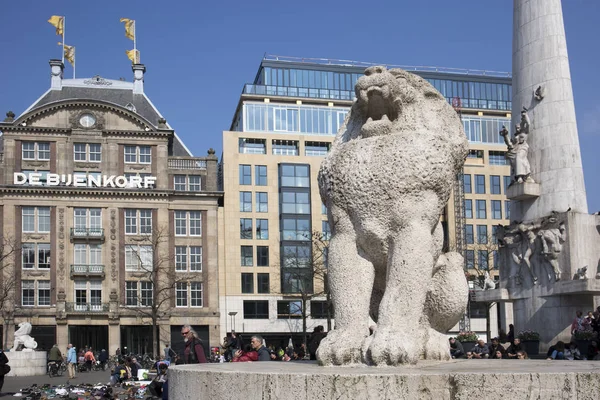 Stenen leeuw als onderdeel van het Nationaal Monument op de dam in het centrum van Amsterdam. Is een herdenkingsmonument Tweede Wereldoorlog 1956 in Nederland. — Stockfoto