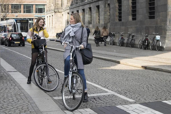 Zicht van de fietser op straat in Amsterdam, Nederland — Stockfoto