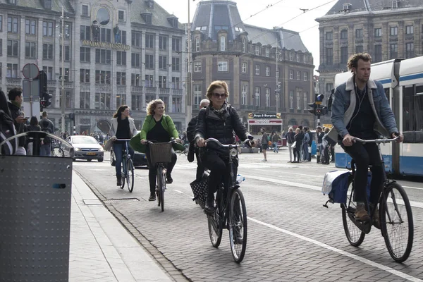 Gente en la calle en Amsterdam. la gente vuelve a casa después del trabajo —  Fotos de Stock