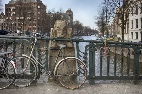 Kunst van de brug over kanaal in Amsterdam, Holland de brug toont veel lokale beelden voor het publiek genot, ze sieren de loopbrug over de brug. — Stockfoto