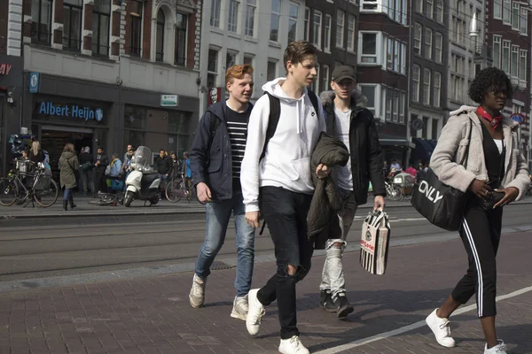 Mensen op straat in Amsterdam — Stockfoto