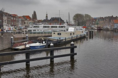 İnsanlar Den Bosch, Hollanda eski kentini ziyaret. Leiden Hollanda 6 büyük Aglomerasyon olduğunu .