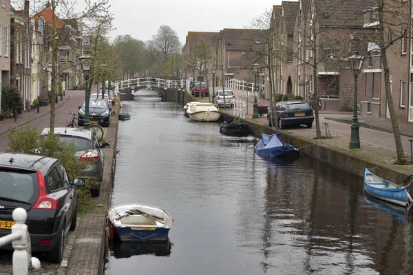 Mensen bezoeken oude stad in Den Bosch, Nederland. Leiden is de 6de grootste agglomeratie in Nederland . — Stockfoto