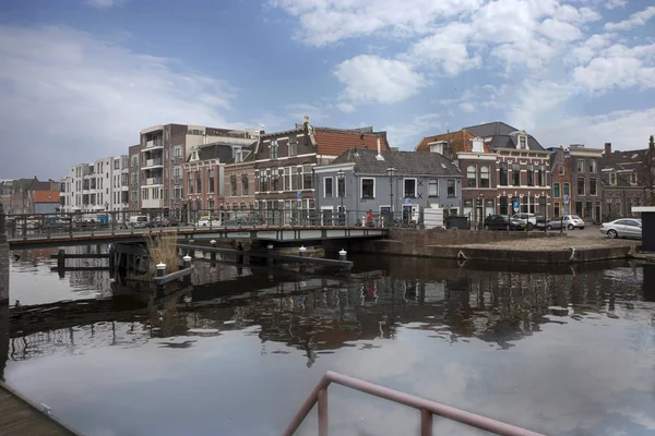 Mensen bezoeken oude stad in Den Bosch, Nederland. Leiden is de 6de grootste agglomeratie in Nederland . — Stockfoto
