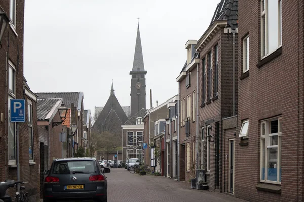 Mensen bezoeken oude stad in Den Bosch, Nederland. Leiden is de 6de grootste agglomeratie in Nederland . — Stockfoto