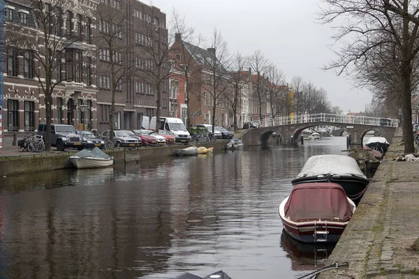 Människor besöker gamla stan i Den Bosch, Nederländerna. Leiden är 6: e största tätorten i Nederländerna . — Stockfoto