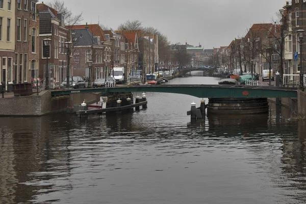 Lidé navštívit staré město v Den Bosch, Nizozemsko. Leiden je 6th největší aglomeraci v Nizozemsku . — Stock fotografie