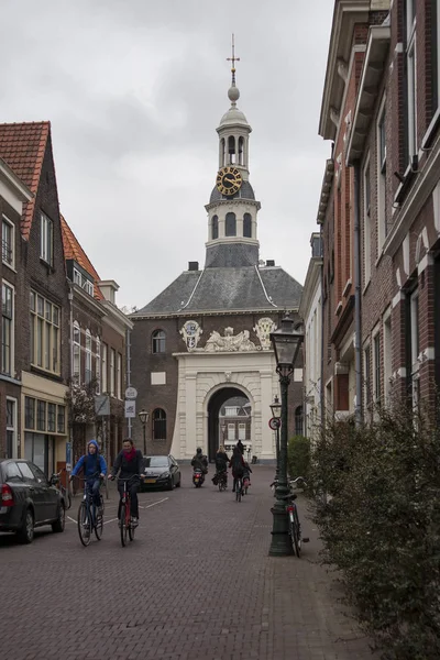 Mensen bezoeken oude stad in Den Bosch, Nederland. Leiden is de 6de grootste agglomeratie in Nederland . — Stockfoto