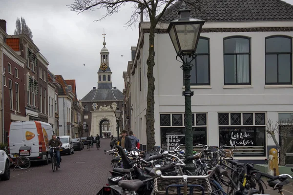 Mensen bezoeken oude stad in Den Bosch, Nederland. Leiden is de 6de grootste agglomeratie in Nederland . — Stockfoto