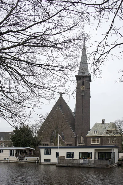 La gente visita la città vecchia di Den Bosch, Paesi Bassi. Leida è il sesto agglomerato più grande dei Paesi Bassi  . — Foto Stock