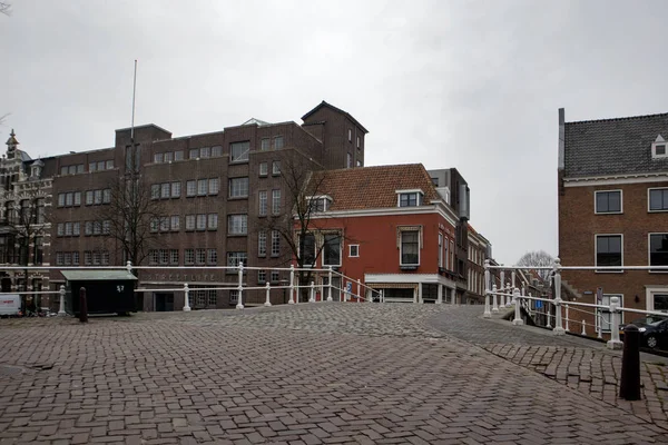 Mensen bezoeken oude stad in Den Bosch, Nederland. Leiden is de 6de grootste agglomeratie in Nederland . — Stockfoto