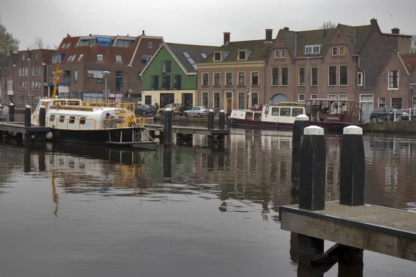 La gente visita la città vecchia di Den Bosch, Paesi Bassi. Leida è il sesto agglomerato più grande dei Paesi Bassi  . — Foto Stock