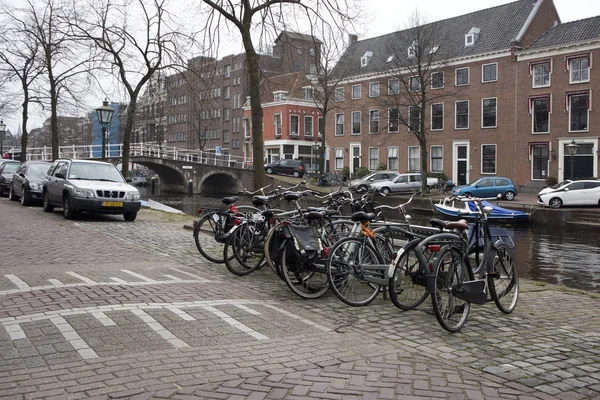 Ludzie odwiedzić stare miasto w Den Bosch, Holandia. Leiden jest 6 co do wielkości aglomeracji w Holandii . — Zdjęcie stockowe